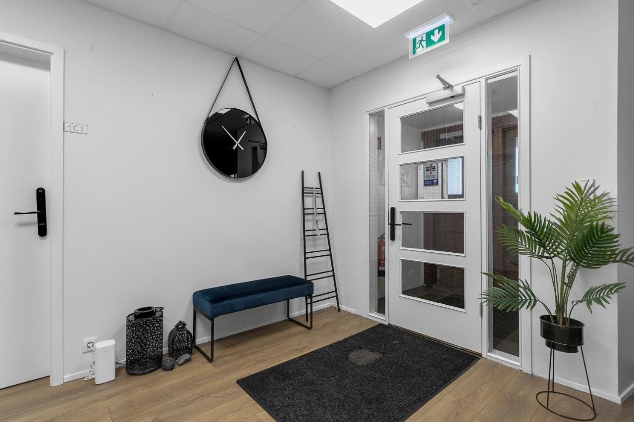 Bank Guesthouse By Kef Airport ケプラヴィーク エクステリア 写真
