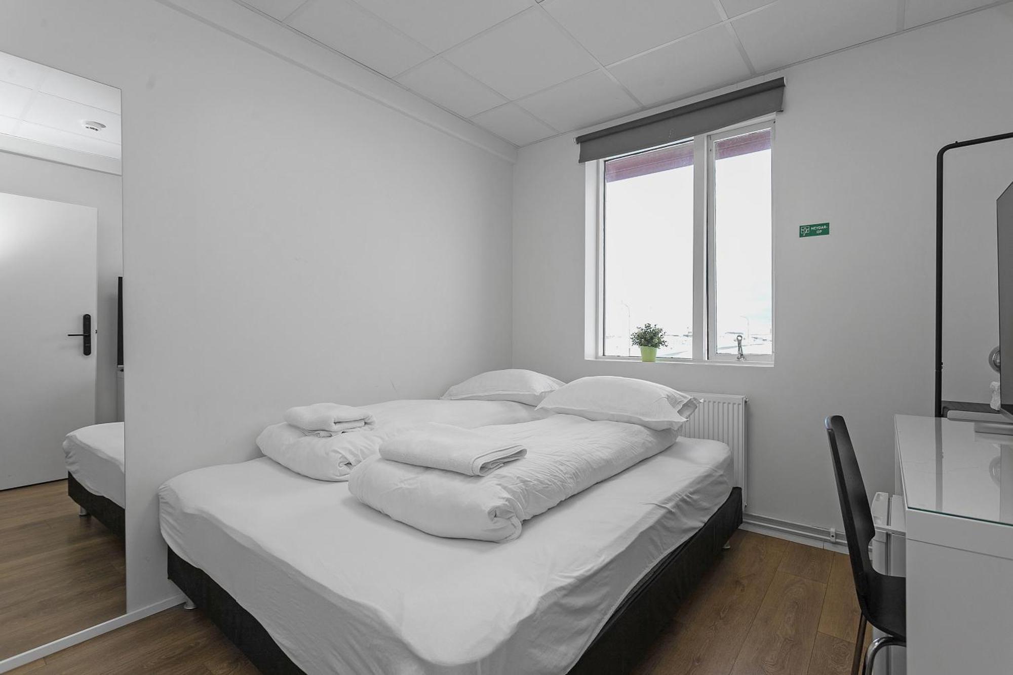 Bank Guesthouse By Kef Airport ケプラヴィーク エクステリア 写真