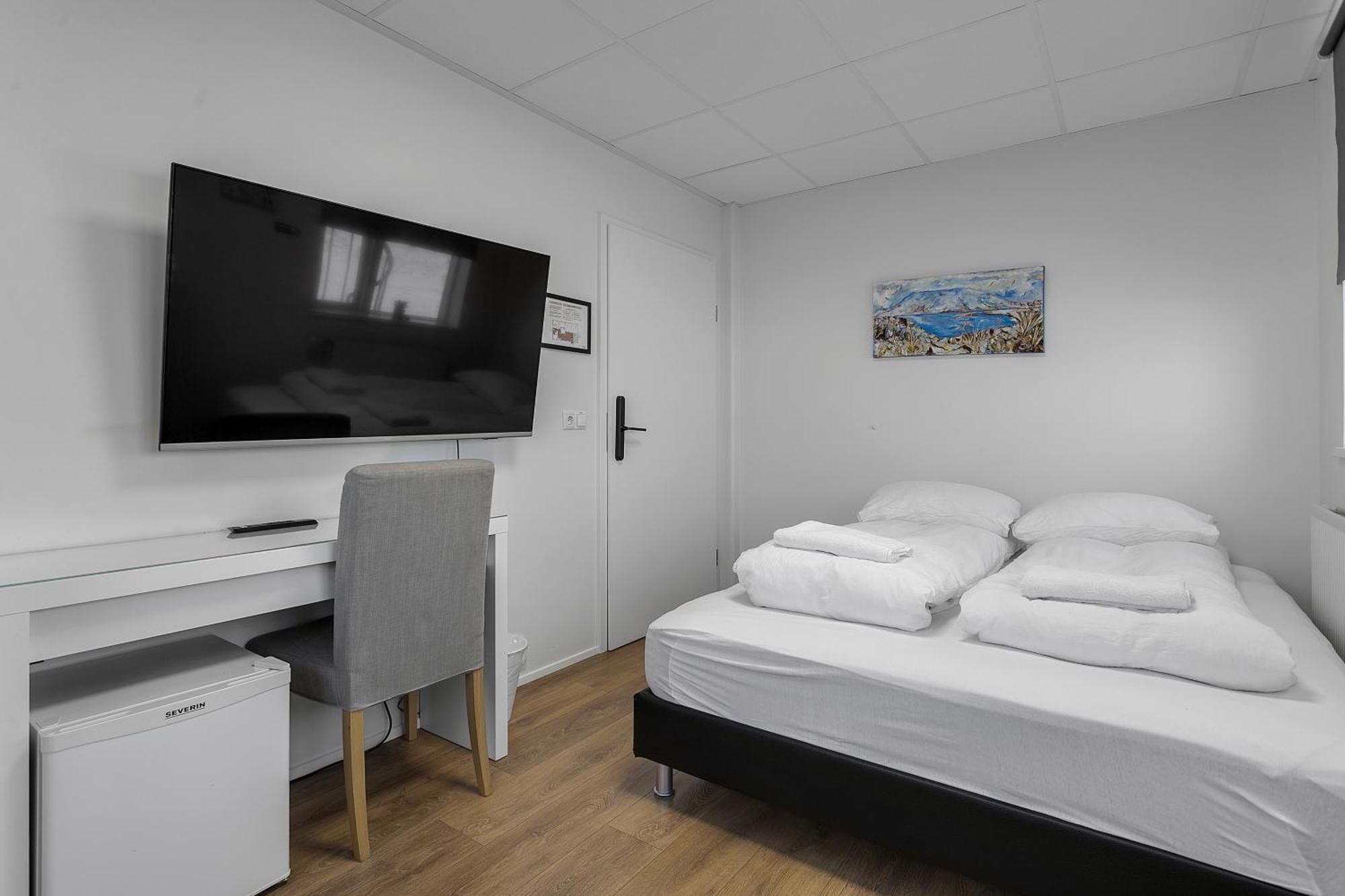 Bank Guesthouse By Kef Airport ケプラヴィーク エクステリア 写真
