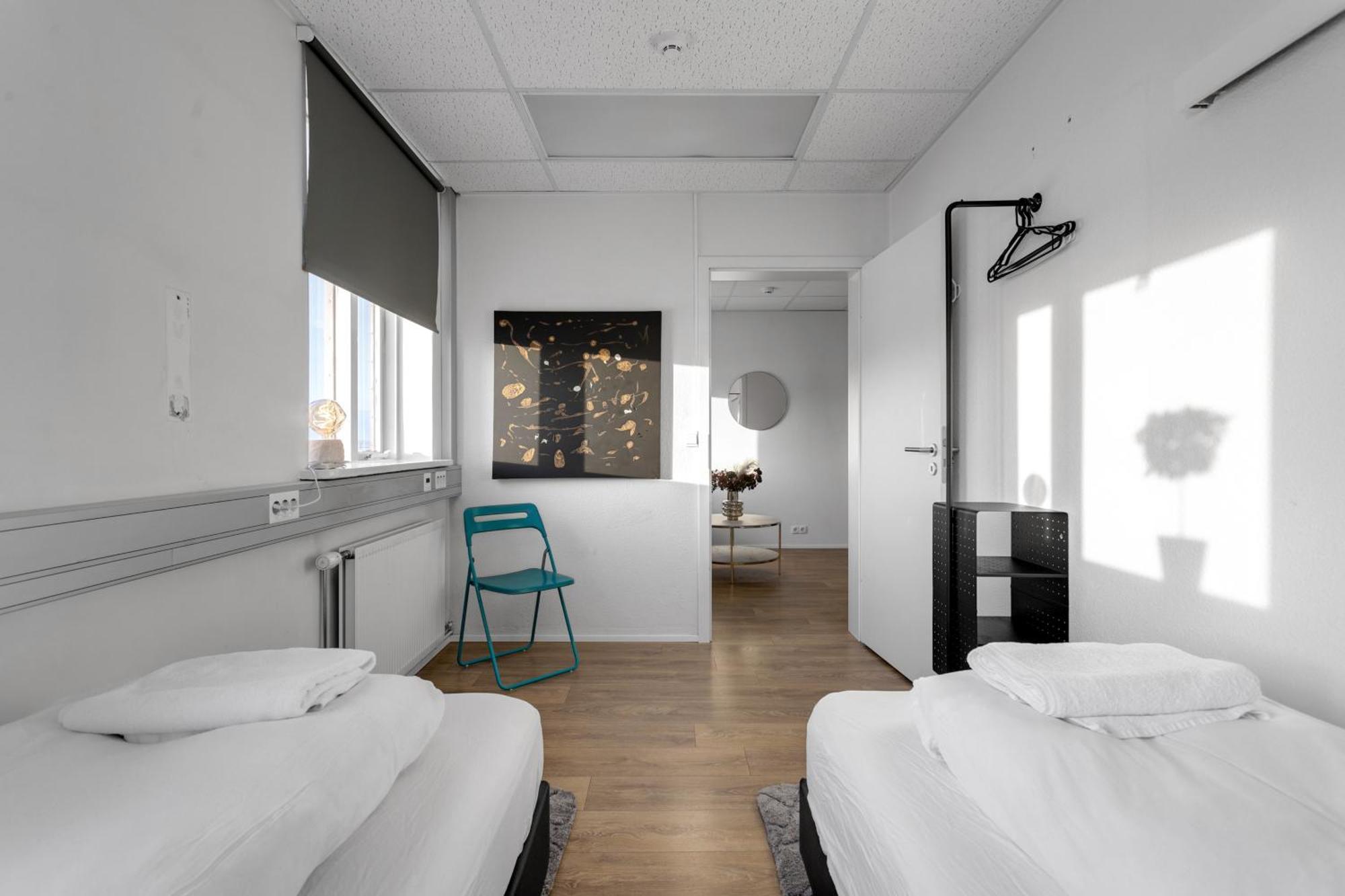 Bank Guesthouse By Kef Airport ケプラヴィーク エクステリア 写真